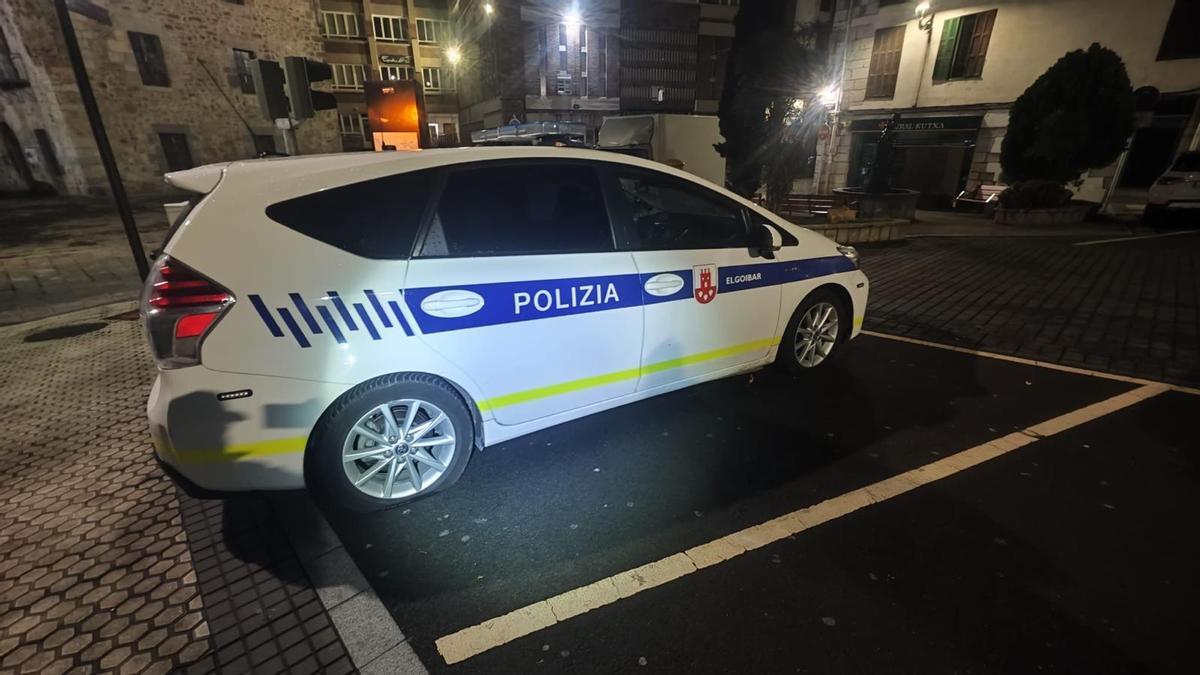 Los vehiculos atacados suelen estar estacionados junto a la fuente de San Francisco, a un centenar de metros de las dependencias de la Policía Municipal.