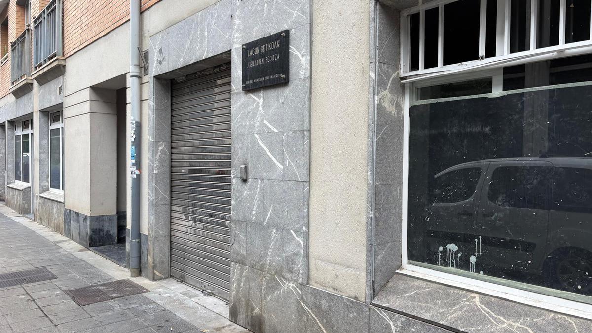 Fachada y puerta de acceso al Hogar del Jubilado de Mendaro.