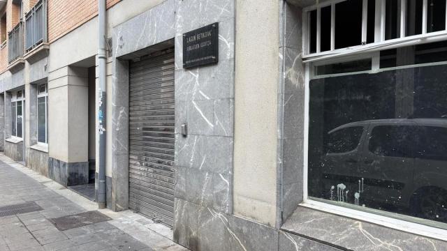 Fachada y puerta de acceso al Hogar del Jubilado de Mendaro.