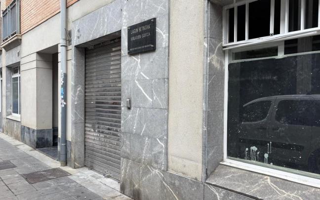 Fachada y puerta de acceso al Hogar del Jubilado de Mendaro.