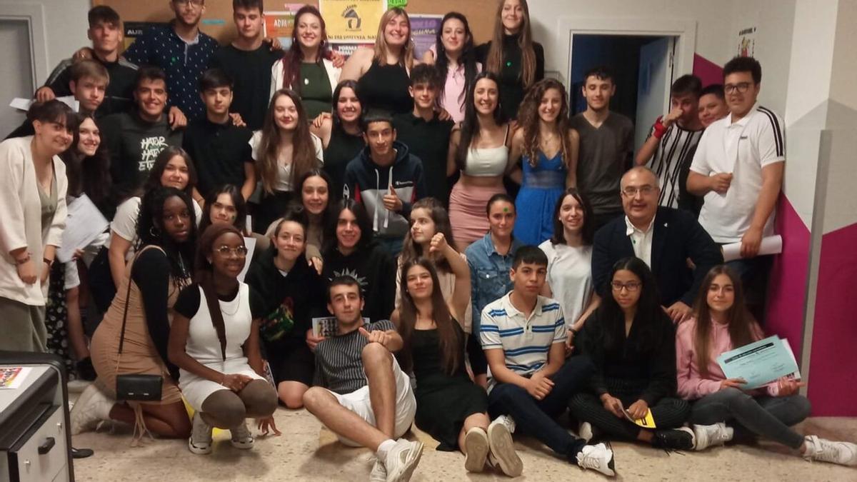 Jóvenes participantes en uno de los programas comunitarios de los barrios.