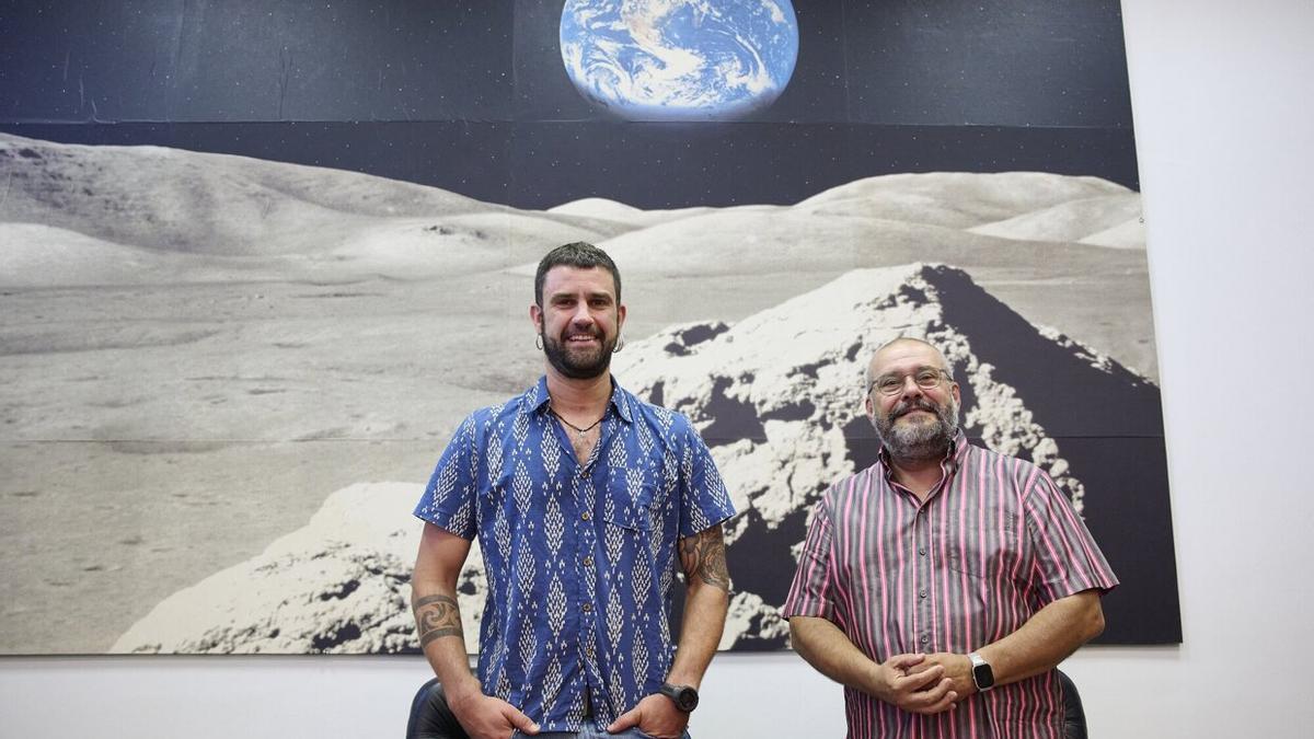 Jon Ciriza, concejal de Cultura y Juventud de Puente la Reina-Gares, y Javier Armentia, director del Planetario de Pamplona
