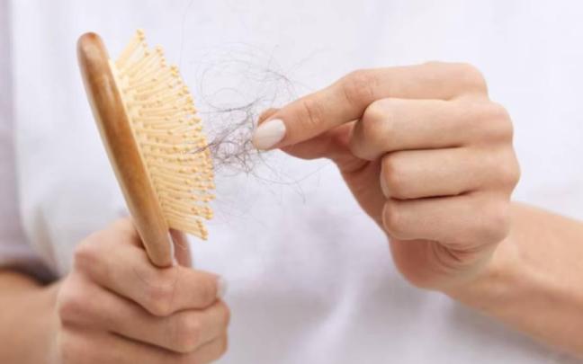 La ciencia tiene algunas respuestas, y los especialistas en dermatología capilar ayudan a entender un proceso natural que, aunque molesto, forma parte del ciclo de vida del cabello / Freepik La ciencia tiene algunas respuestas, y los especialistas en dermatología capilar ayudan a entender un proceso natural que, aunque molesto, forma parte del ciclo de vida del cabello