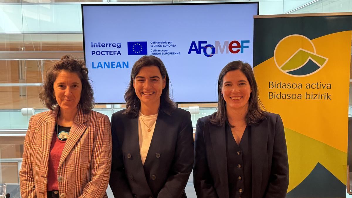 Estitxu Urtizberea, Nuria Alzaga y Leyre Azcona, durante la presentación en Ficoba.