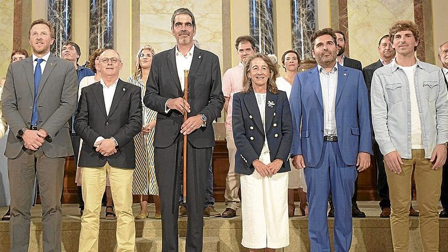 El alcalde, rodeado de los portavoces tras el Pleno de investidura.