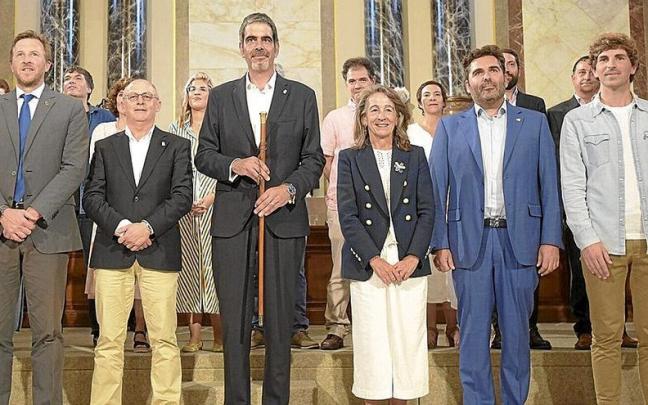 El alcalde, rodeado de los portavoces tras el Pleno de investidura.