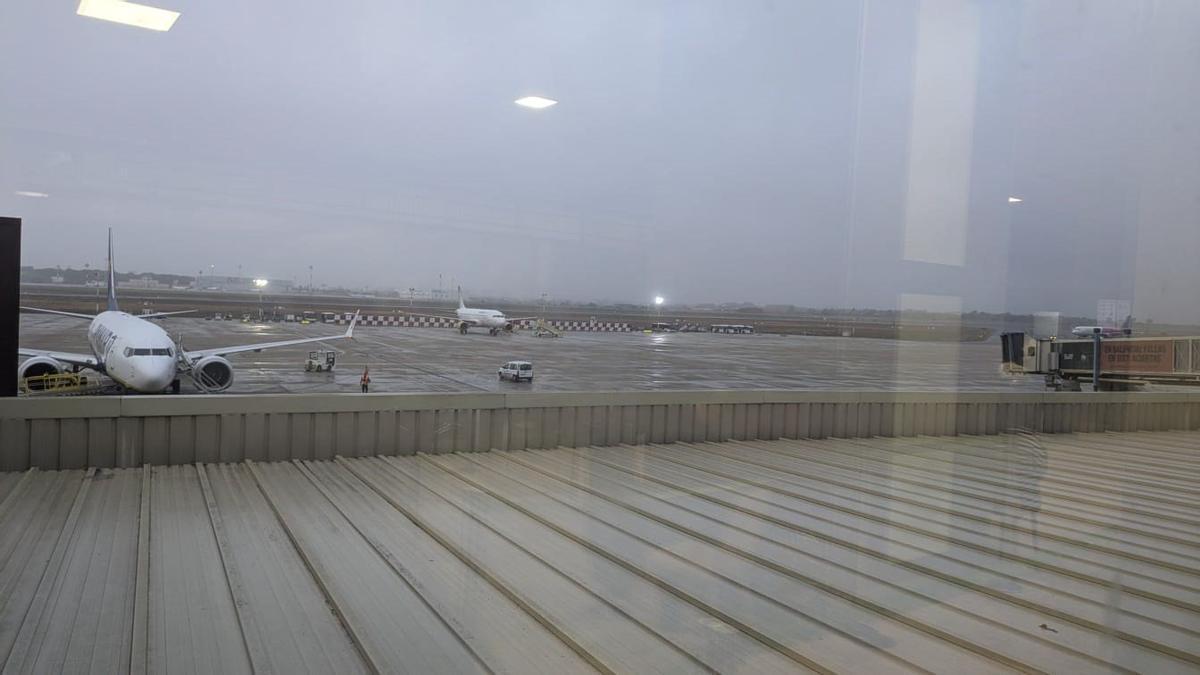 Imagen del aeropuerto de Valencia durante el temporal.