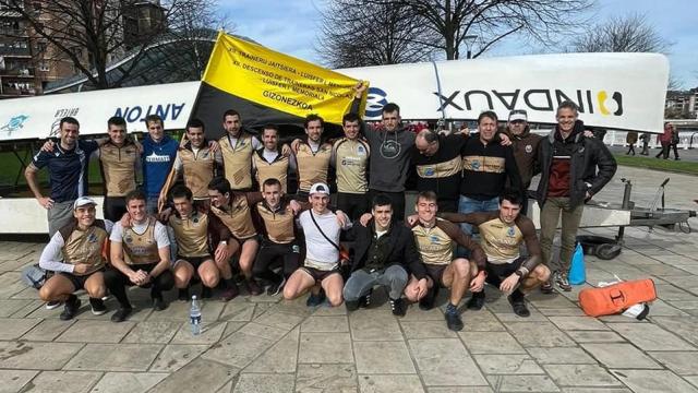Los remeros de Getaria celebran una bandera. Getariako Arraun Elkartea
