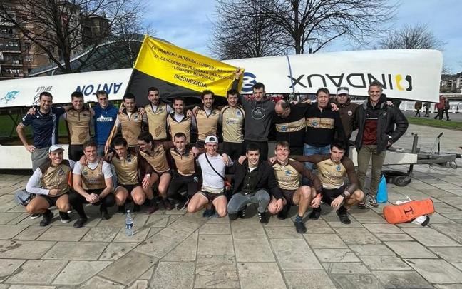 Los remeros de Getaria celebran una bandera. Getariako Arraun Elkartea