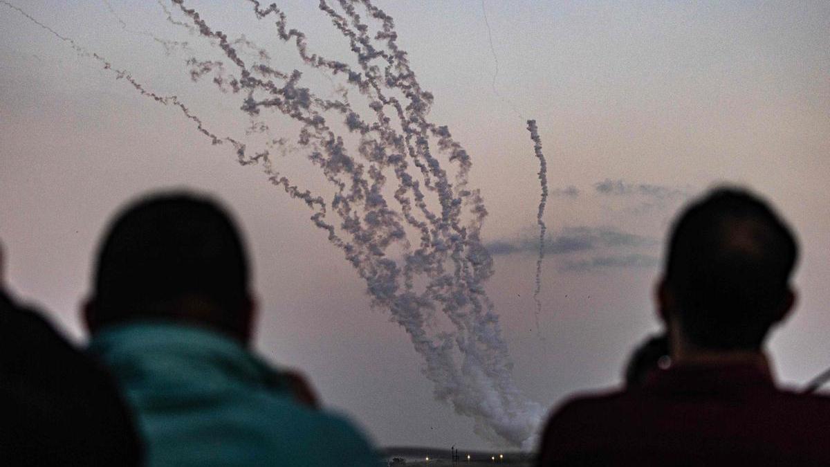 Varios cohetes lanzado desde el sur de la Franja de Gaza hacia Israel.