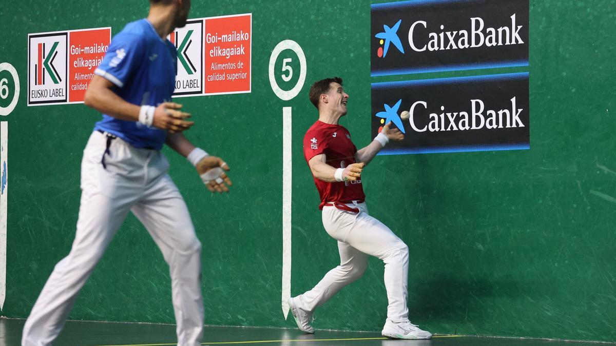 Iñaki Artola se mete en las semifinales del Manomanista después de superar a un atenazado Javier Zabala, que se quedó a las puertas de su objetivo tras comenzar con un 0-8 favorable
