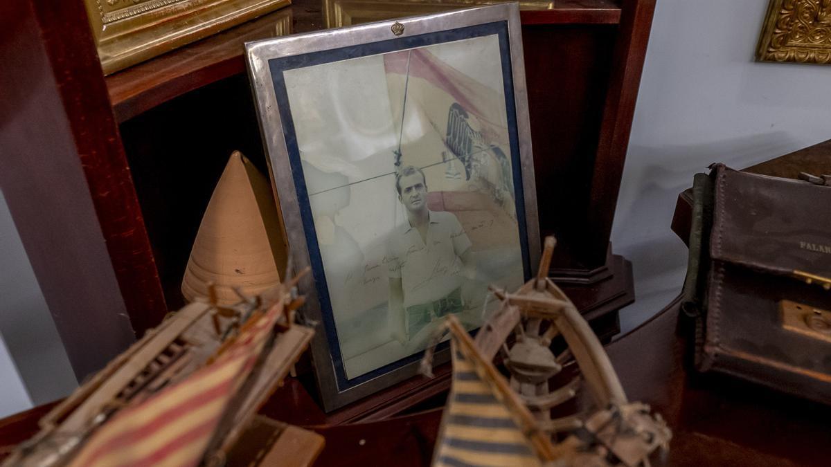 Una foto de Juan Carlos I dedicada a Franco y varios retratos del dictador, a subasta hoy entre los objetos de Meirás.