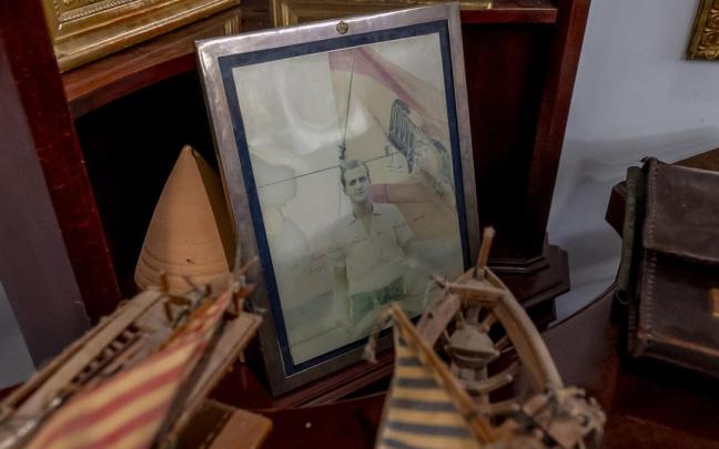 Una foto de Juan Carlos I dedicada a Franco y varios retratos del dictador, a subasta hoy entre los objetos de Meirás.