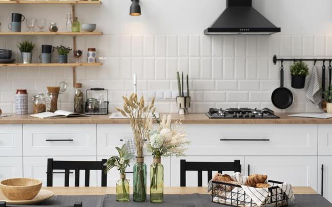 Cocina tradicional con mesa central