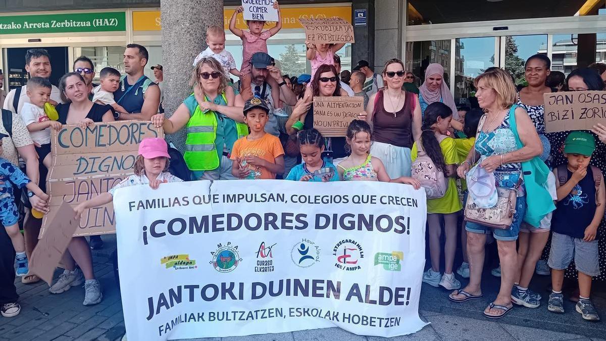 Las AMPAs de Basauri, familias y escolares en la protesta de este jueves