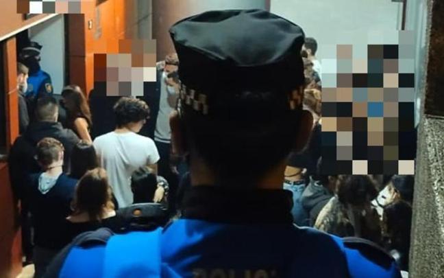 Agentes de Policía Municipal en un local de ocio de Pamplona. Agentes de Policía Municipal en un local de ocio de Pamplona.