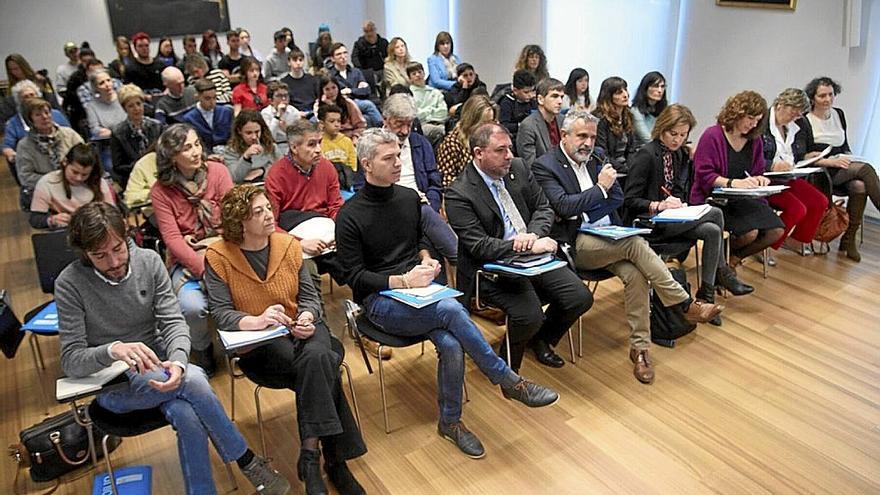 Asistentes al foro de debate sobre la infancia organizado por Unicef en el Parlamento.