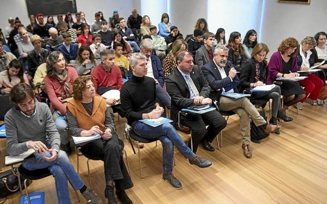 Asistentes al foro de debate sobre la infancia organizado por Unicef en el Parlamento. Asistentes al foro de debate sobre la infancia organizado por Unicef en el Parlamento.