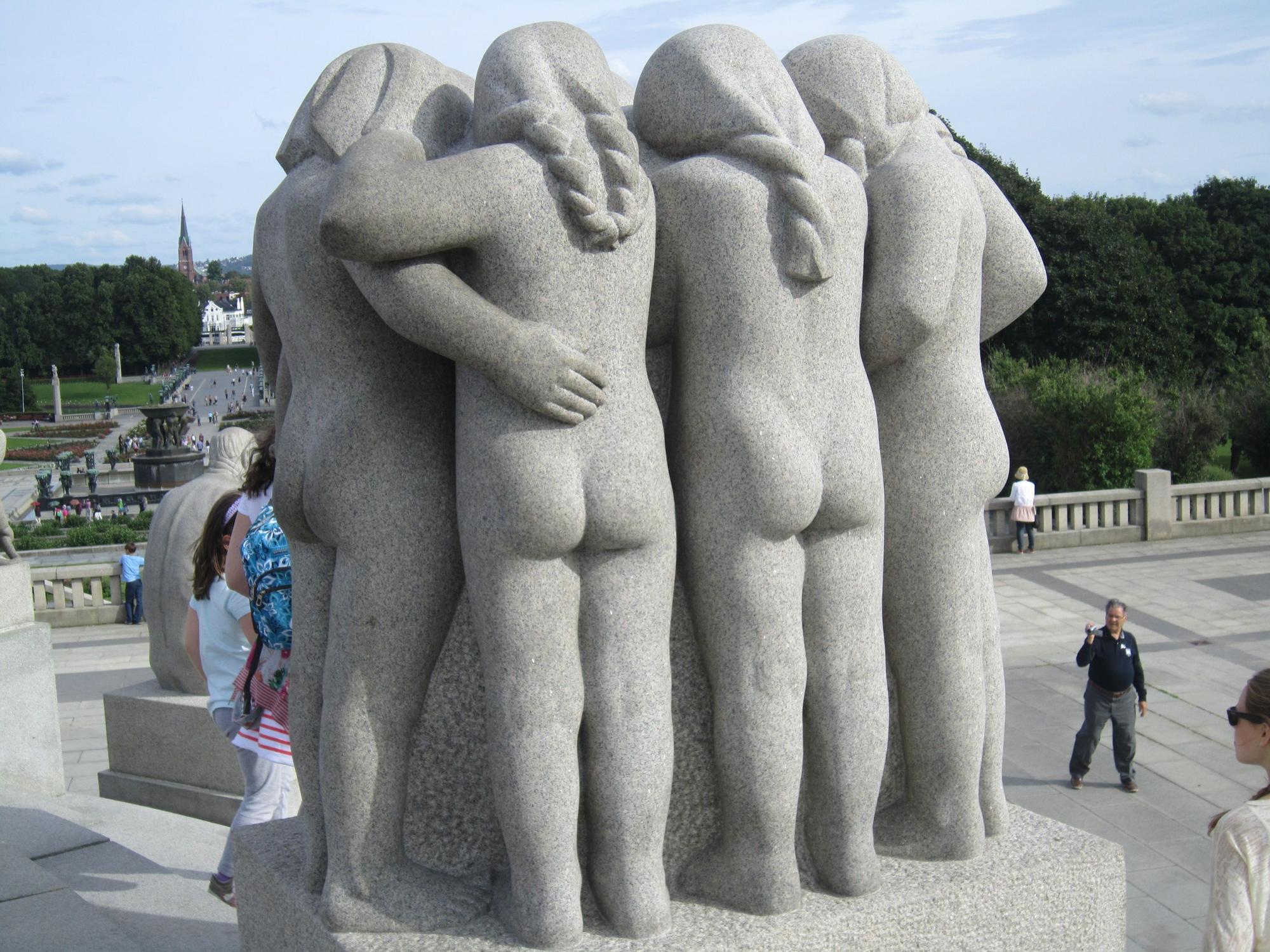 Las obras de Gustav Vigeland no tienen título, su autor deja que el espectador haga su interpretación.