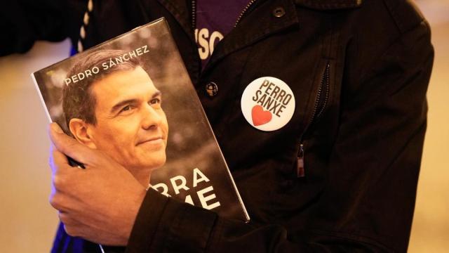 Un simpatizante exhibe diversa iconografía referente a Pedro Sánchez el pasado miércoles en Ferraz, tras el sorpresivo anuncio del presidente español.