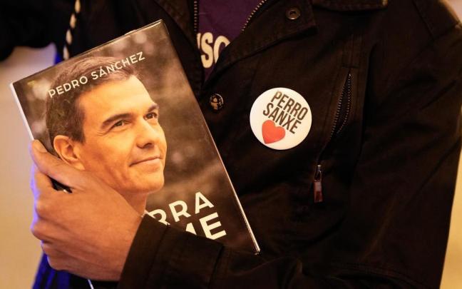 Un simpatizante exhibe diversa iconografía referente a Pedro Sánchez el pasado miércoles en Ferraz, tras el sorpresivo anuncio del presidente español.