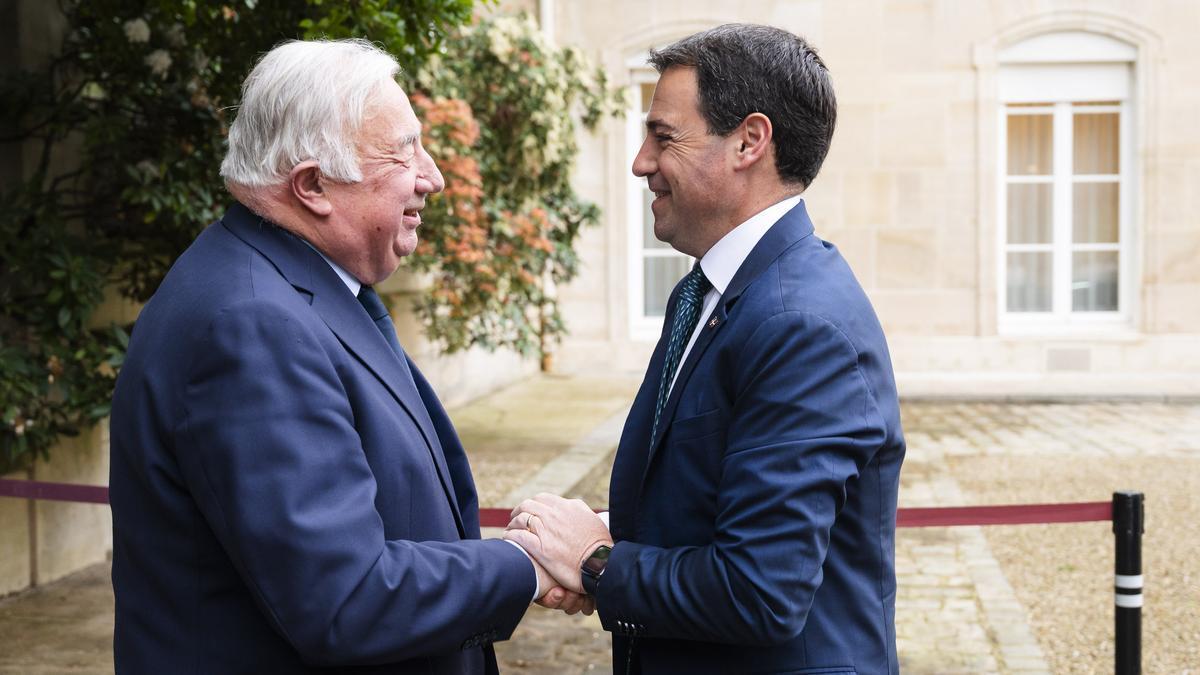 El lehendakari saluda al presidente del Senado de Francia, Gerard Larcher, ayer en París