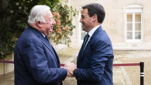 El lehendakari saluda al presidente del Senado de Francia, Gerard Larcher, ayer en París