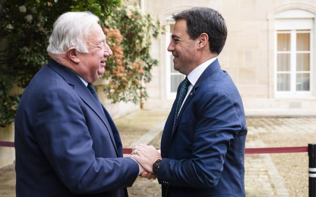 El lehendakari saluda al presidente del Senado de Francia, Gerard Larcher, ayer en París
