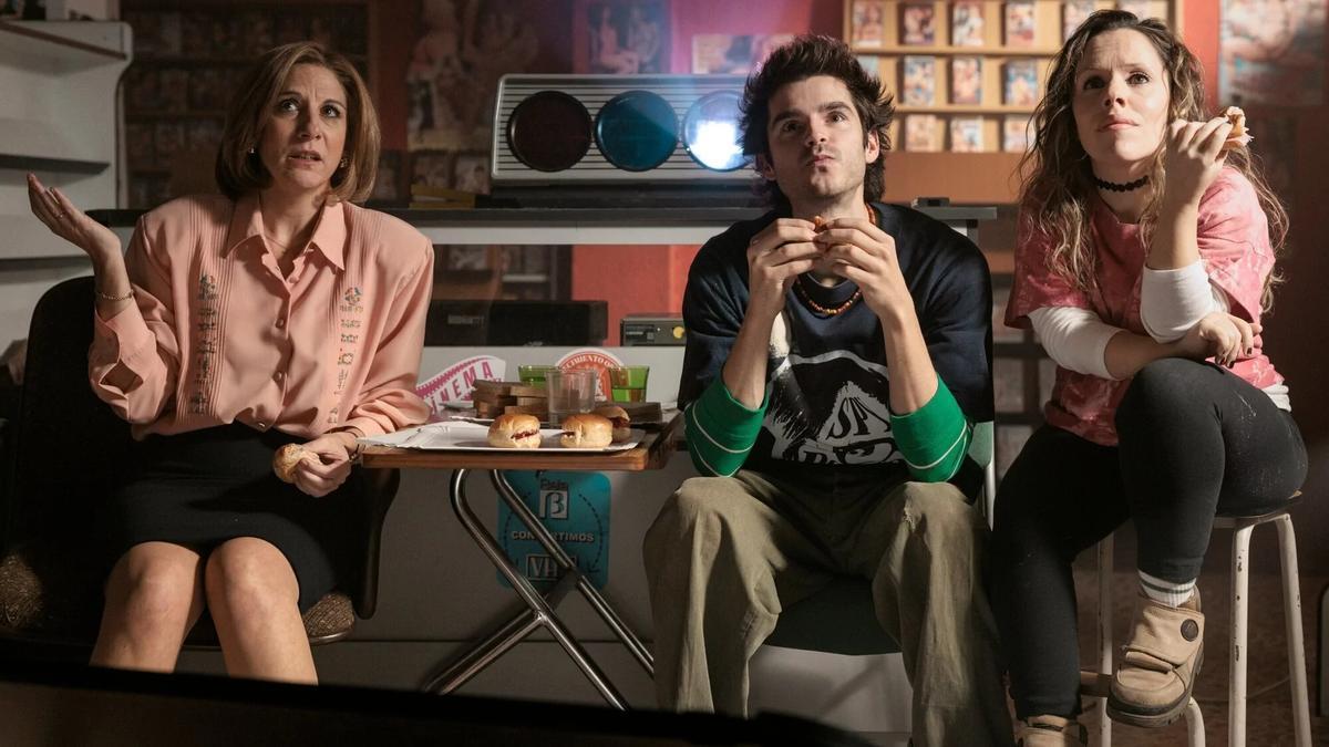 Malena Alterio, Álvaro Mel y Celia Morán, en una escena de la serie ‘Cochinas’