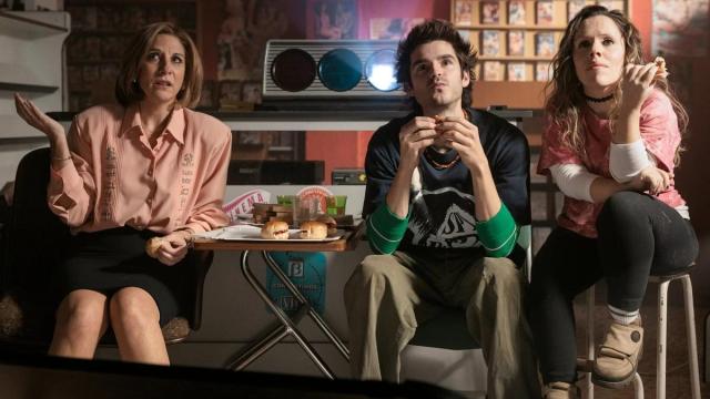 Malena Alterio, Álvaro Mel y Celia Morán, en una escena de la serie ‘Cochinas’