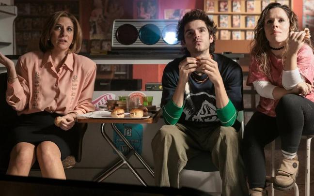 Malena Alterio, Álvaro Mel y Celia Morán, en una escena de la serie ‘Cochinas’