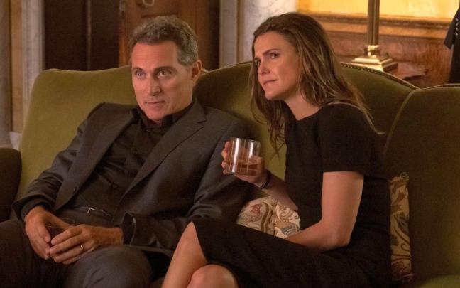 Rufus Sewell y Keri Russell, en una escena de la serie ‘La diplomática’.
