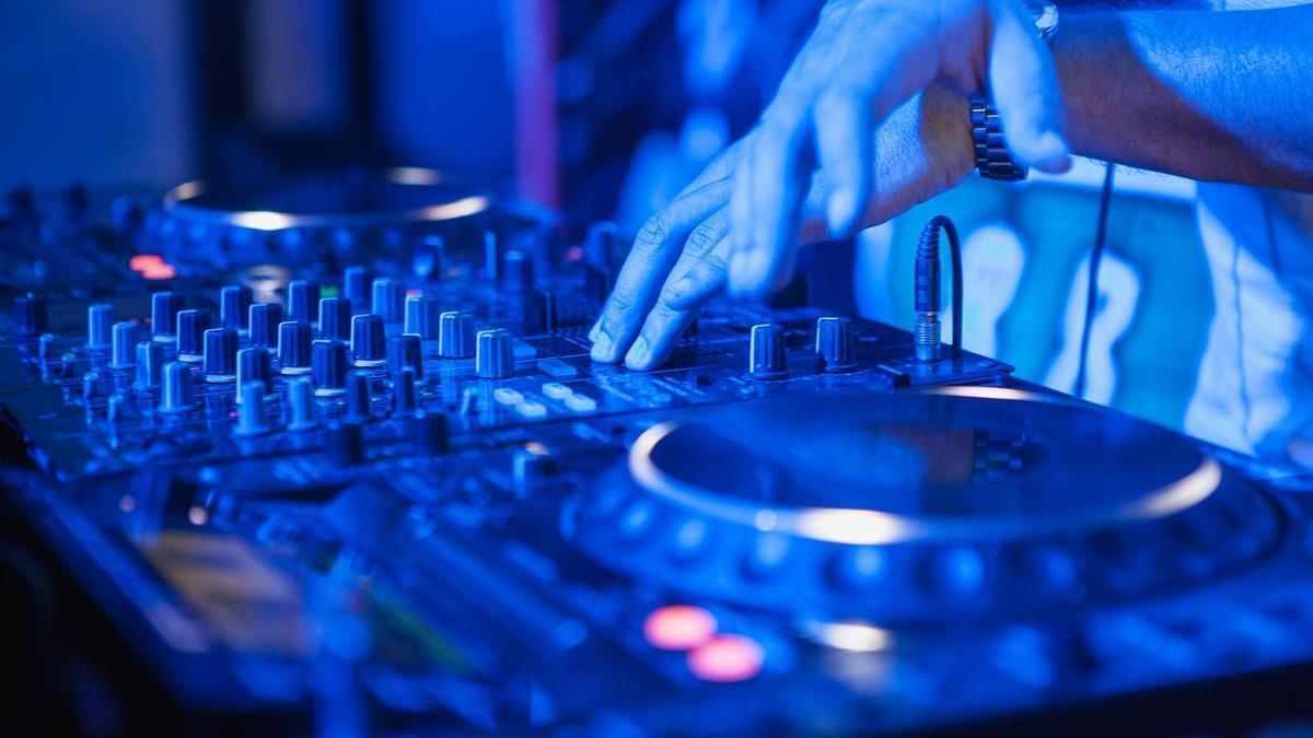 Un DJ pinchando en una discoteca.