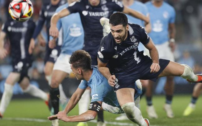 Merino disputando un balón en Balaídos. / EFE
