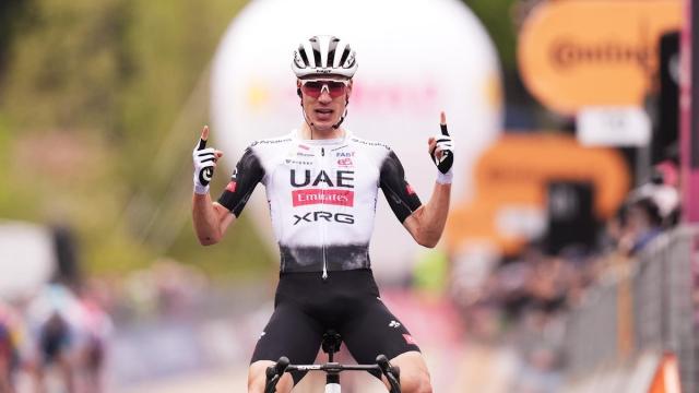Juan Ayuso celebra la victoria. / Giro de Italia Juan Ayuso celebra la victoria.