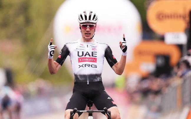 Juan Ayuso celebra la victoria.