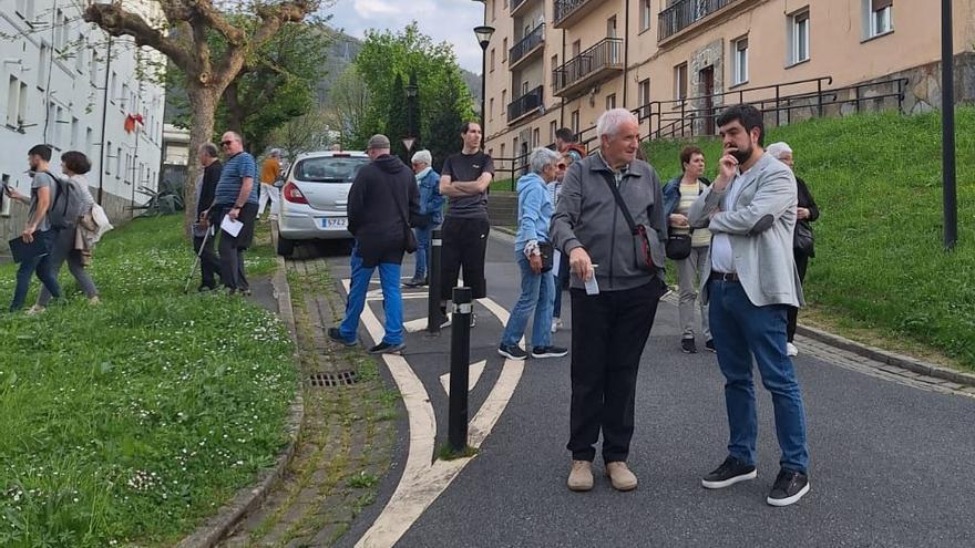 El alcalde de Legazpi, a la derecha, conversando con un vecino.