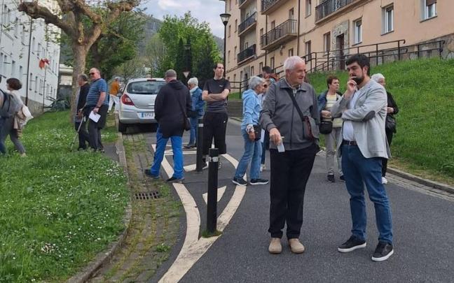 El alcalde de Legazpi, a la derecha, conversando con un vecino. / Legazpiko Udala El alcalde de Legazpi, a la derecha, conversando con un vecino.