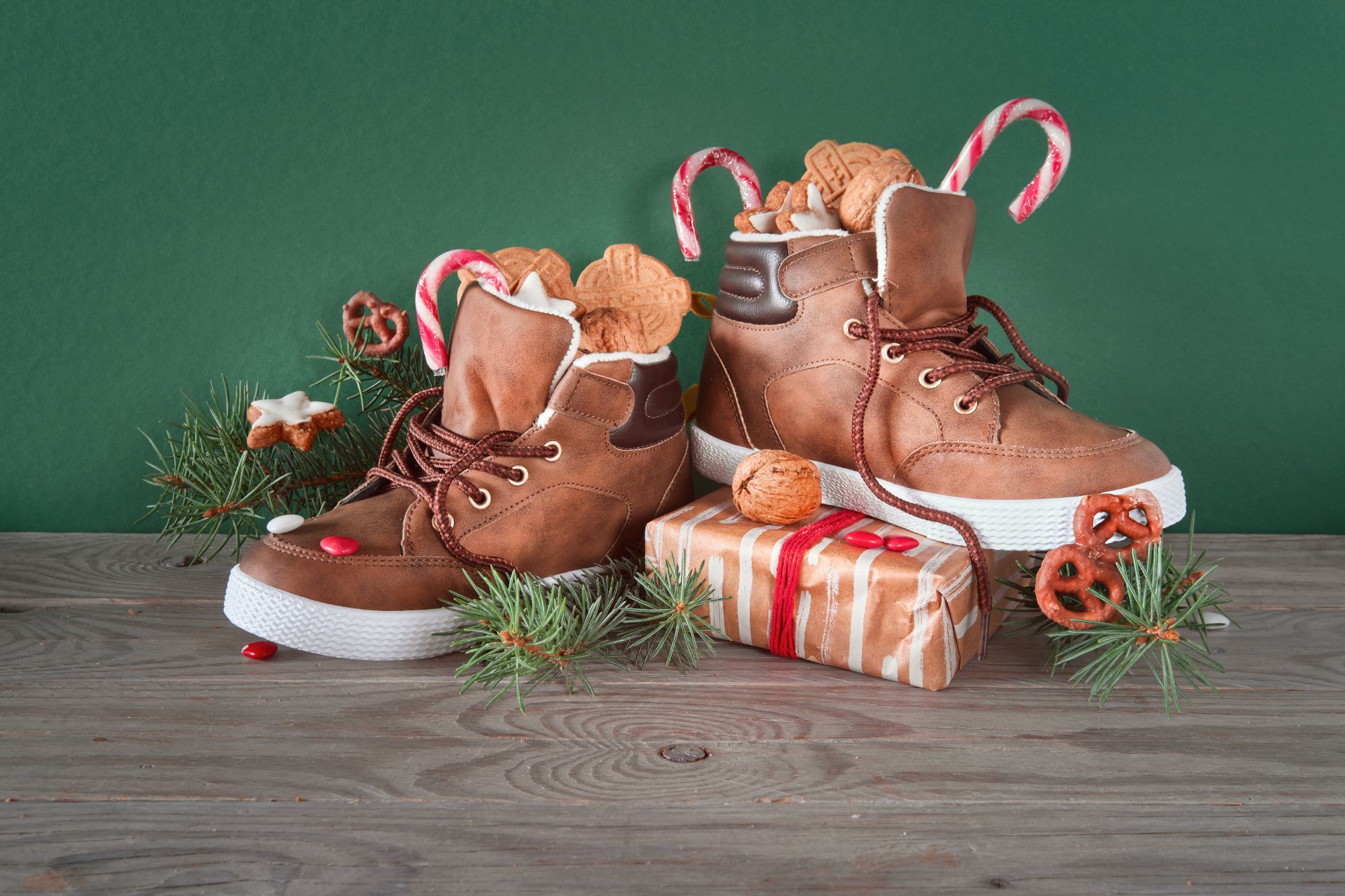 Botas infantiles llenas de dulces.