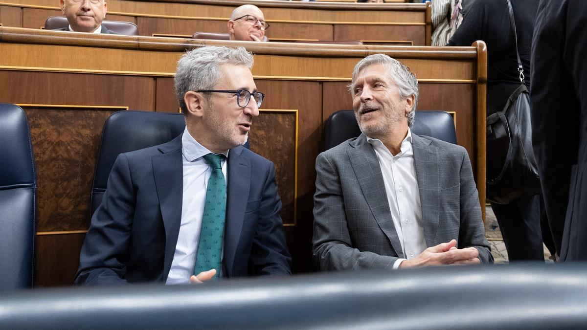 El ministro de Hacienda, Arcadi España (i), y el ministro del Interior, Fernando Grande-Marlaska (d), durante la sesión de control.