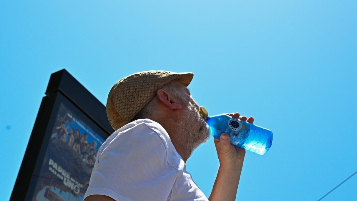 Un hombre bebe agua en Bilbao