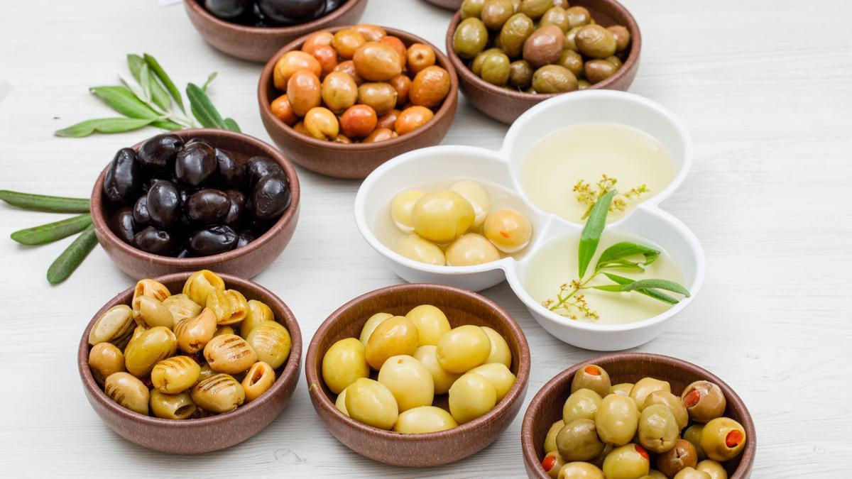 Distintas variedades y aliños de aceitnas verdes y negras.