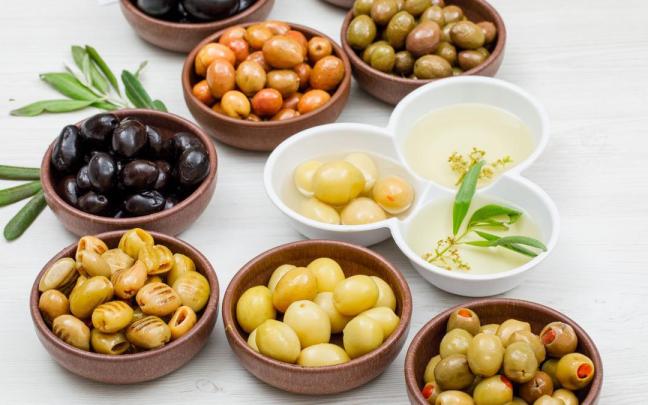 Distintas variedades y aliños de aceitnas verdes y negras.