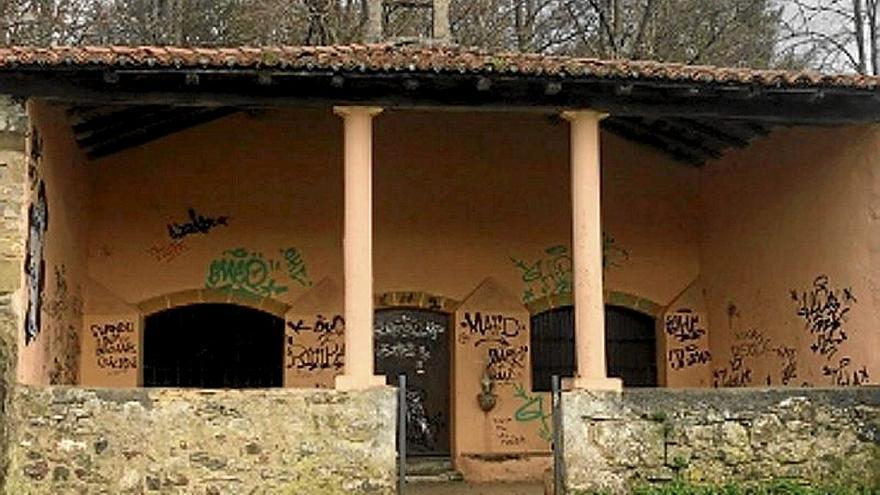 A la izquierda, uno de los barrotes rotos; a la derecha, la ermita de Asentzio sin campana. | FOTO: GOIENA