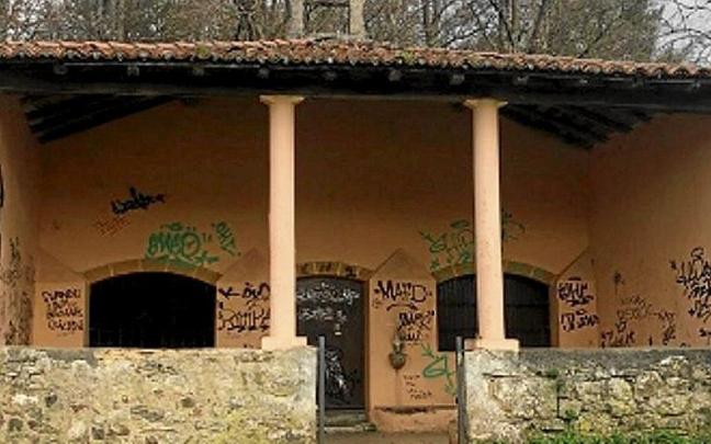 A la izquierda, uno de los barrotes rotos; a la derecha, la ermita de Asentzio sin campana. | FOTO: GOIENA