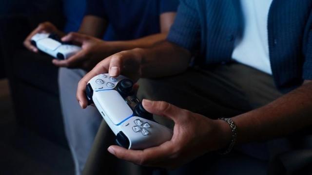 Dos personas jugando con la PS5.