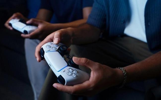 Dos personas jugando con la PS5.