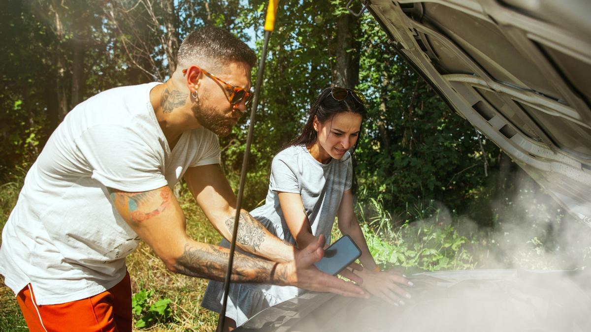 Hay que apagar el motor del coche si se sobre calienta.