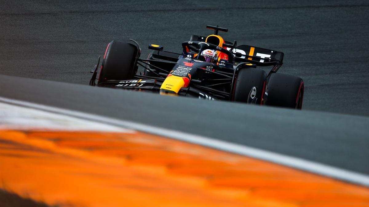 Max Verstappen, Red Bull, en la treceava vuelta del Gran Premio de Bélgica del 25 de agosto