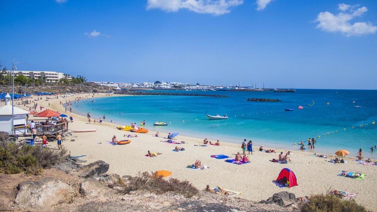 Imagen de una playa en un día de verano